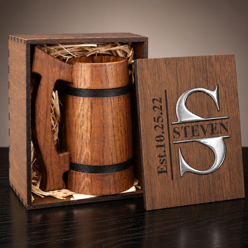 Oak beer mug packed in a wooden gift box with straw filler, beside a personalized lid with a silver-colored S monogram.