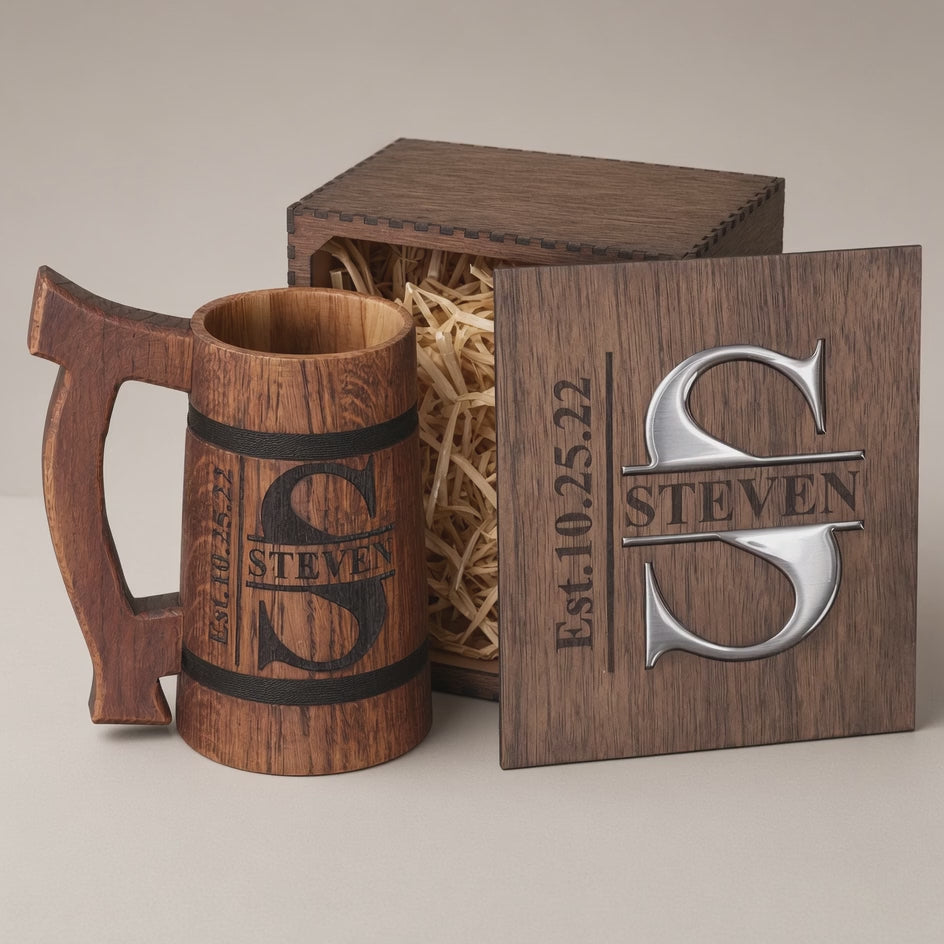 A closer look at our personalized oak beer mug gift set, featuring a split monogram engraved directly into the wood and a matching wooden gift box with silver-colored epoxy resin inlay.
